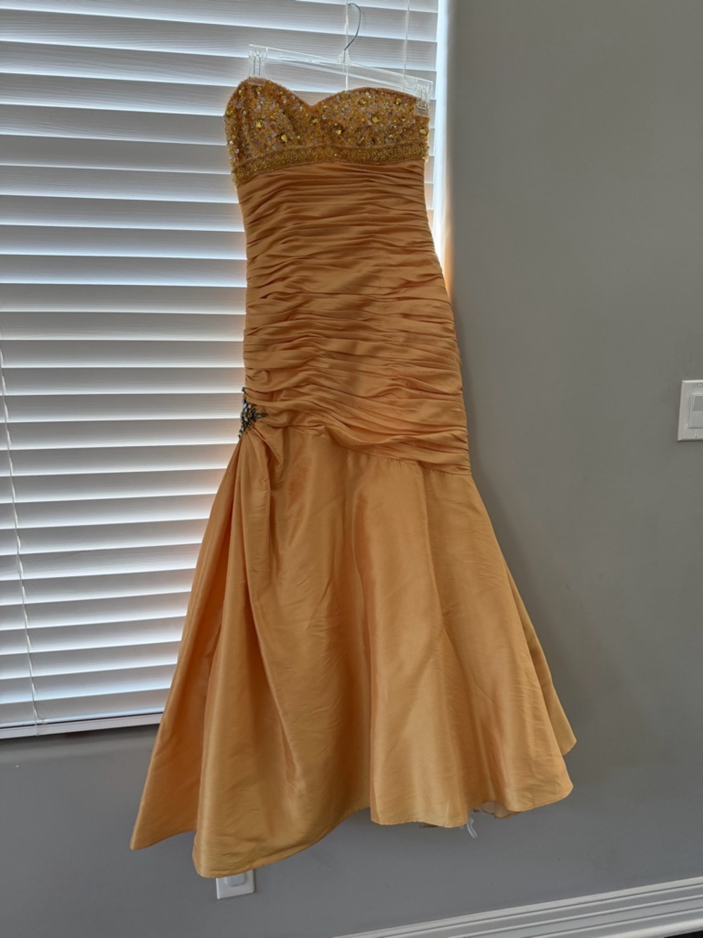 Elegant Strapless Evening Gown in Gold